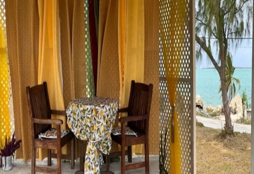 پانسیون Embassy Cheerful Waterfront Cottage