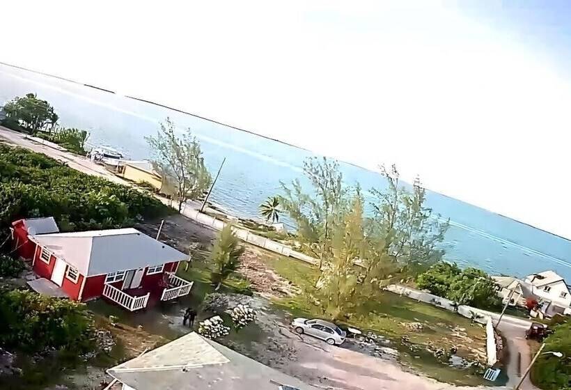 پانسیون Embassy Cheerful Waterfront Cottage