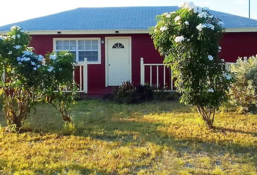 پانسیون Embassy Cheerful Waterfront Cottage