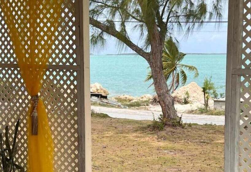 پانسیون Embassy Cheerful Waterfront Cottage