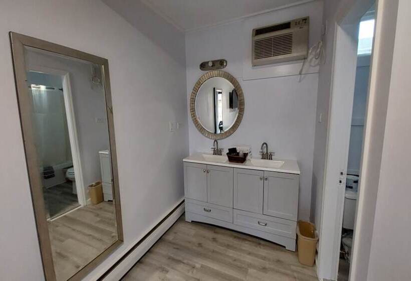 Village Motel By Oyo Clinton