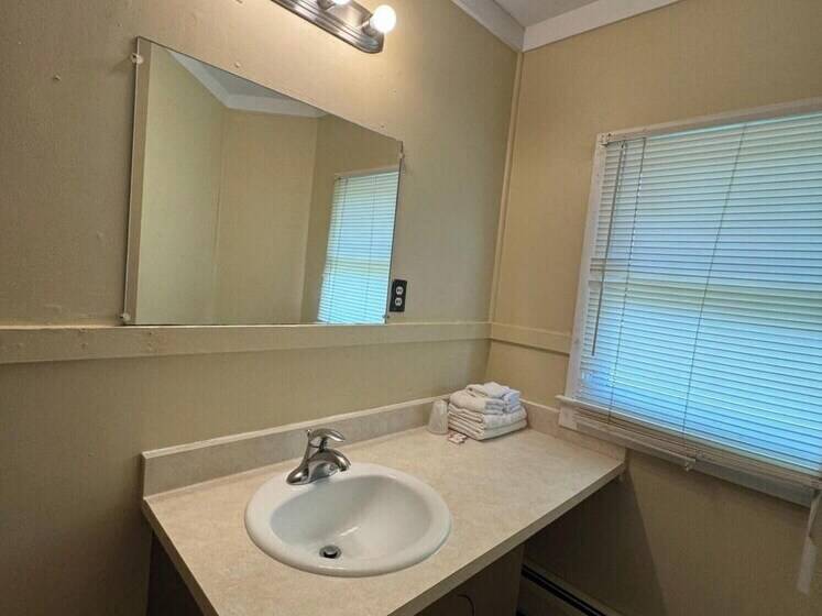 Village Motel By Oyo Clinton