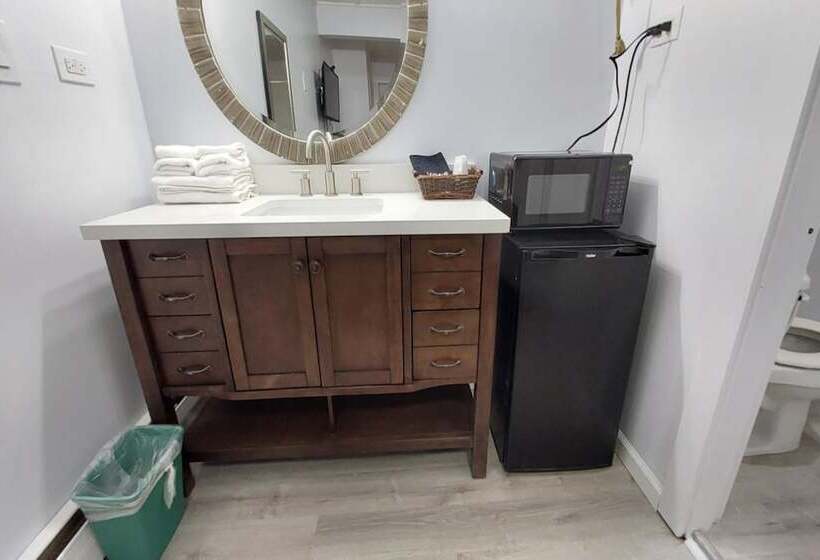 Village Motel By Oyo Clinton