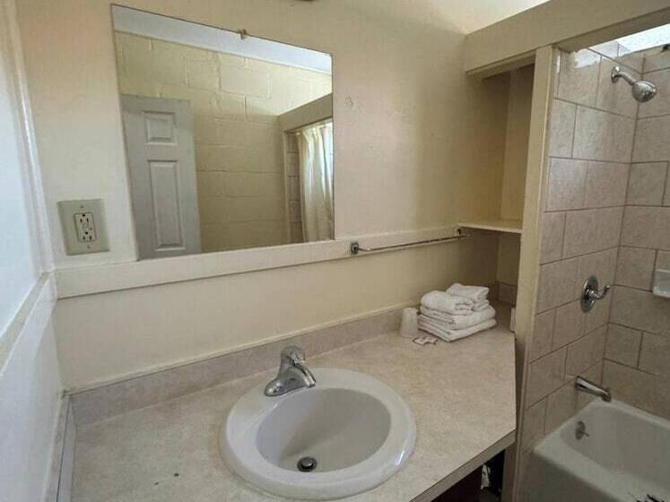 Village Motel By Oyo Clinton