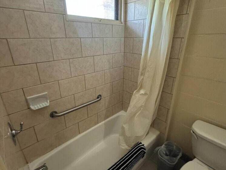 Village Motel By Oyo Clinton