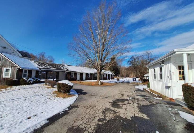 Village Motel By Oyo Clinton