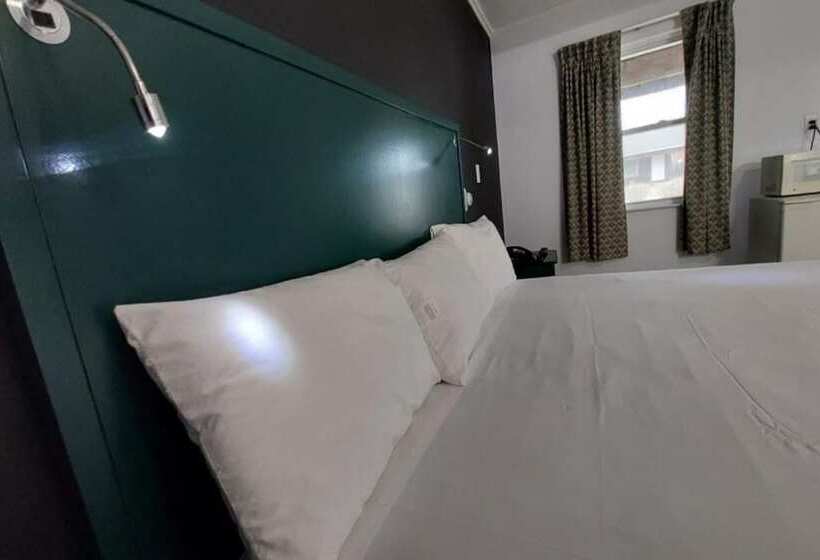 Village Motel By Oyo Clinton