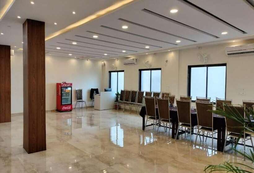 Отель Satkar International