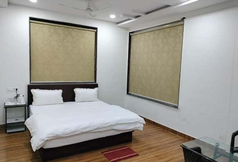 Отель Satkar International