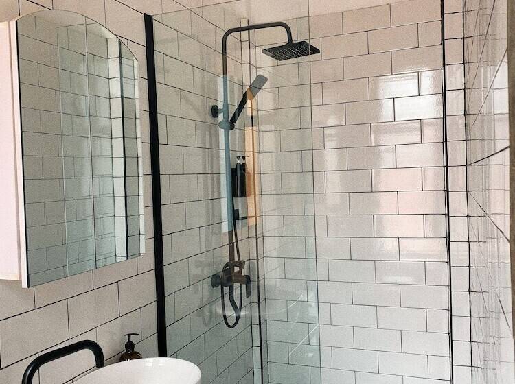 בית מלון כפרי Sundays Cafe &