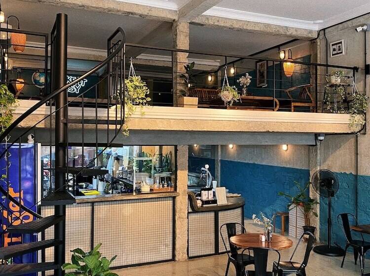 בית מלון כפרי Sundays Cafe &