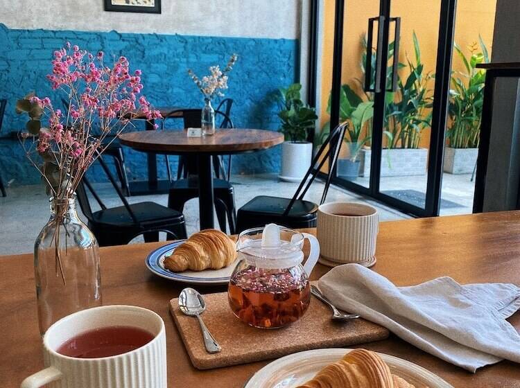 בית מלון כפרי Sundays Cafe &