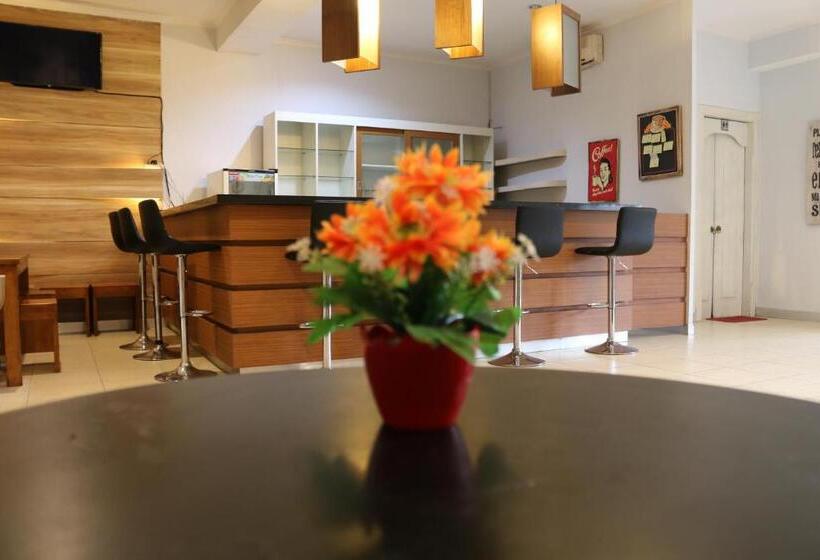 בית מלון כפרי The Alley City