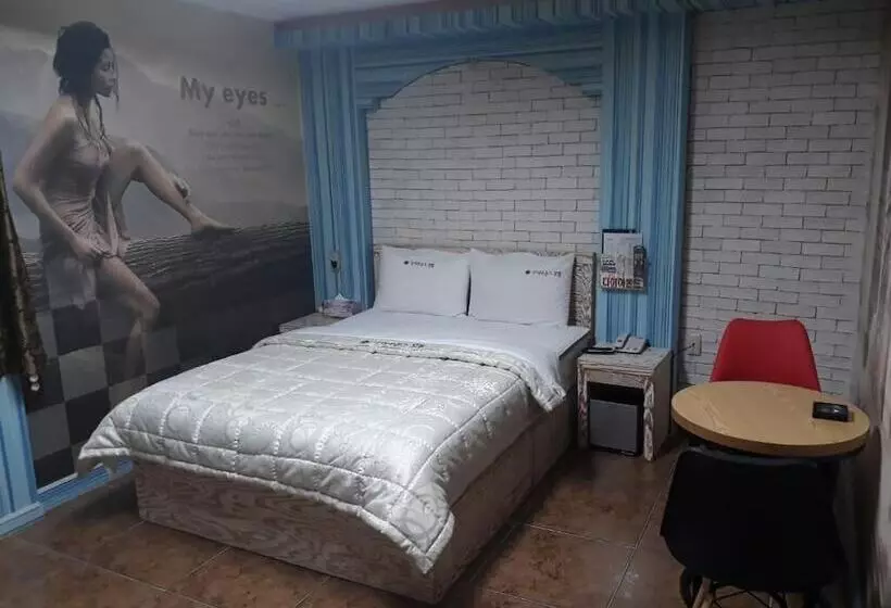Diamond Motel