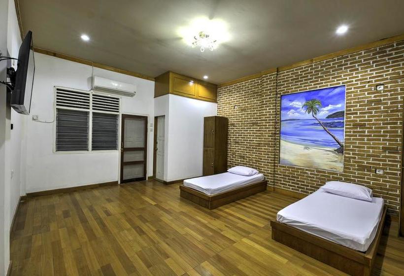 Riverside Hostel Padang