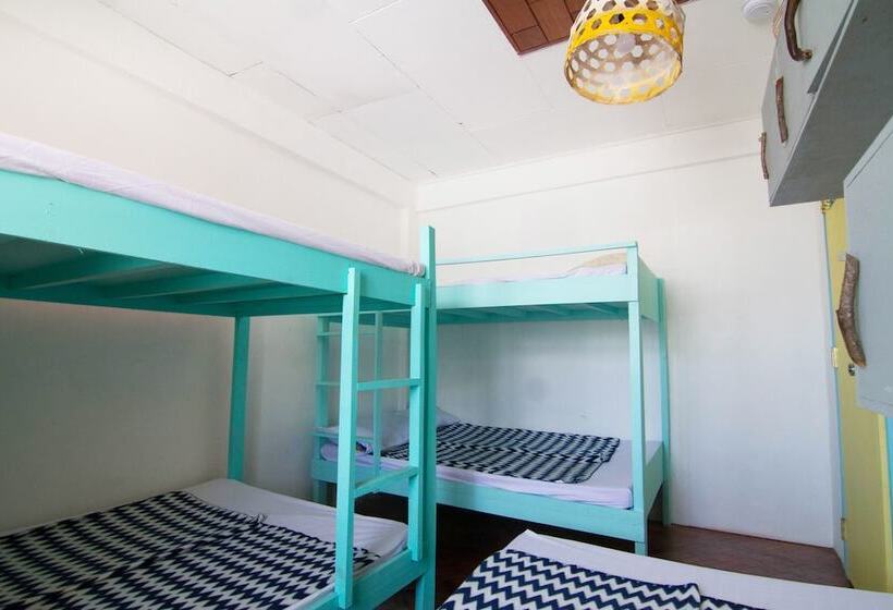 Go Surfari House Hostel