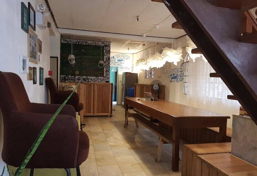 Go Surfari House Hostel