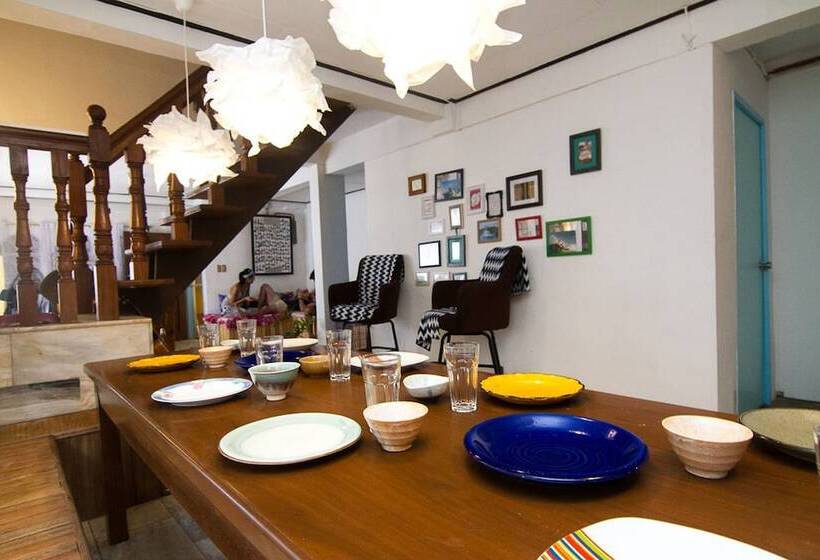 Go Surfari House Hostel