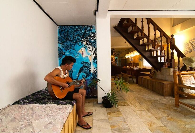 Go Surfari House Hostel