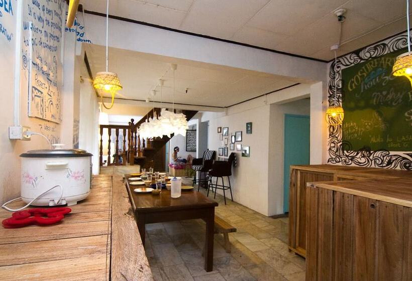 Go Surfari House Hostel