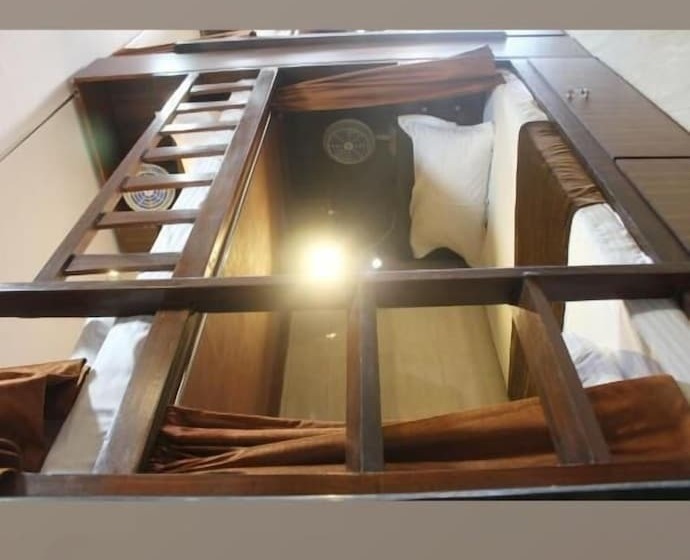 Hotelli Awesome Dormitory Male Only