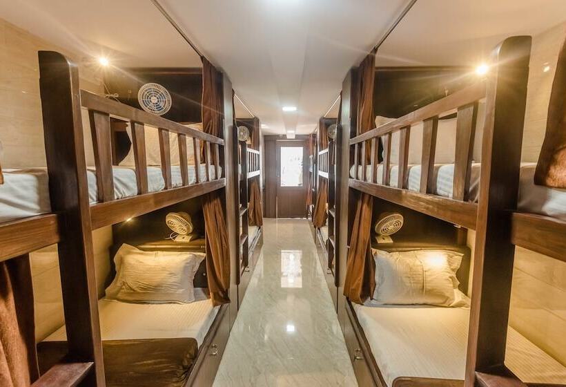 Hotelli Awesome Dormitory Male Only