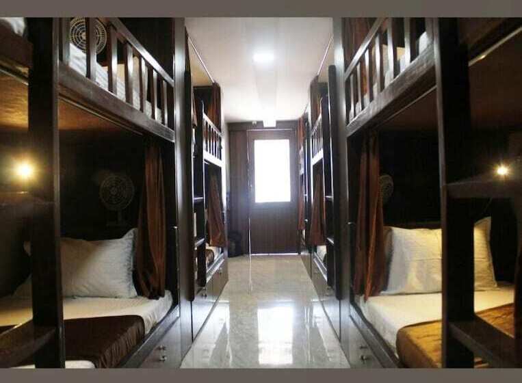 Hotelli Awesome Dormitory Male Only