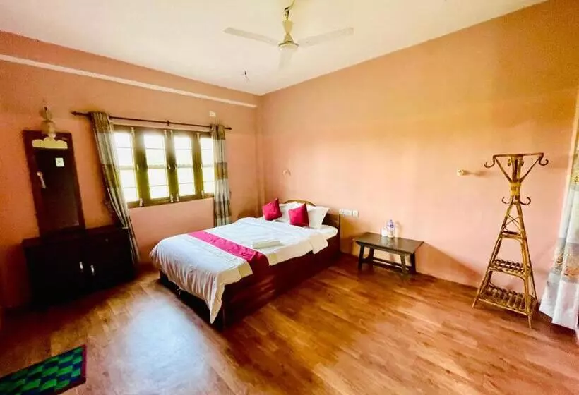 هتل Tree Tops