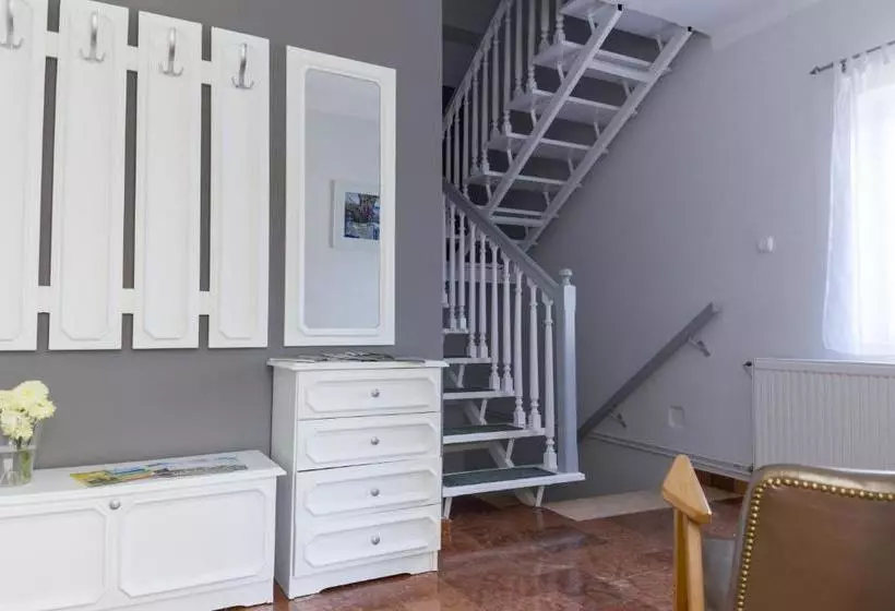 تختخواب و صبحانه Zita Haus