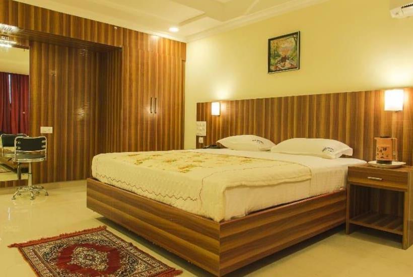 فندق Green Park Suites