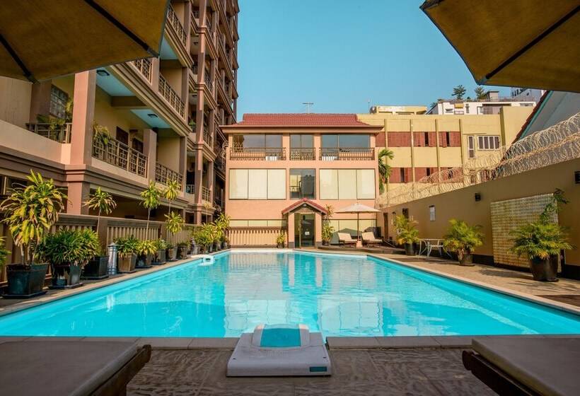 هتل Hamptons Apartments