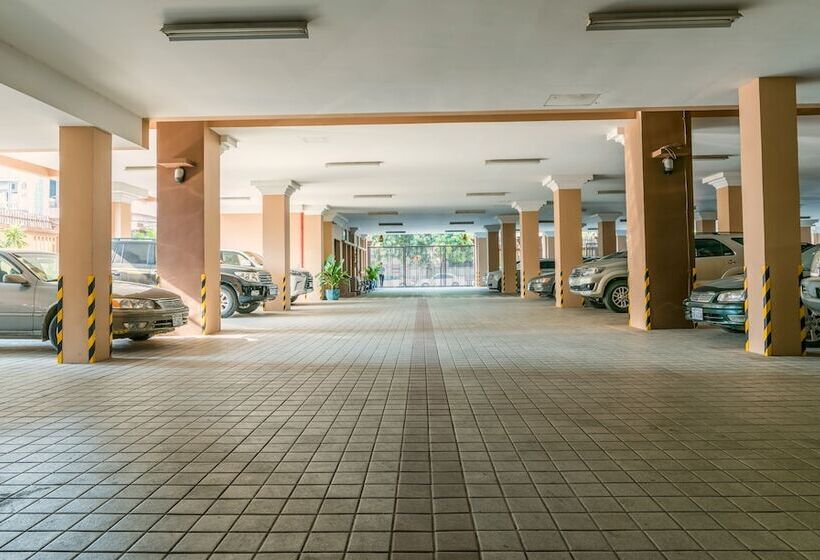 هتل Hamptons Apartments