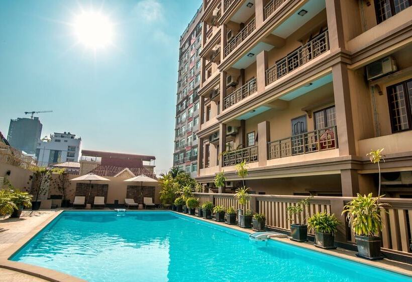 هتل Hamptons Apartments