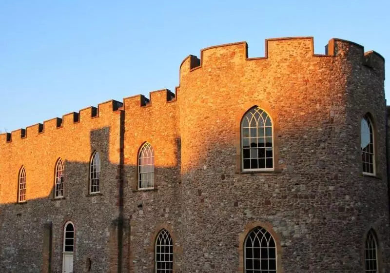 هتل Royal Ashton Townhouse   Taunton