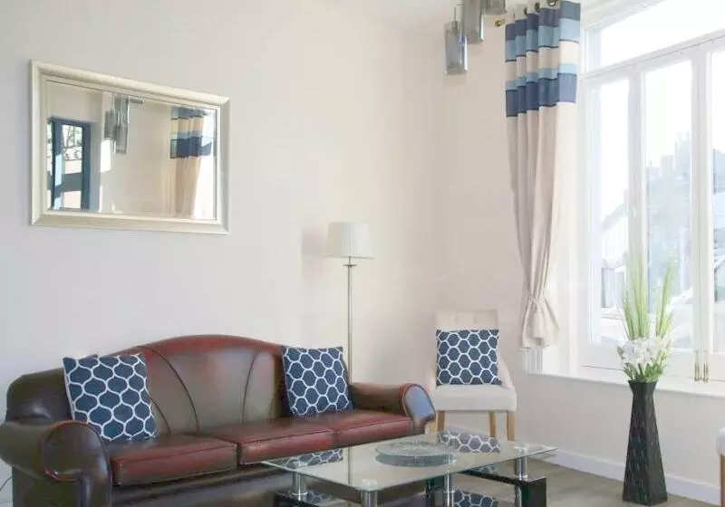 هتل Royal Ashton Townhouse   Taunton