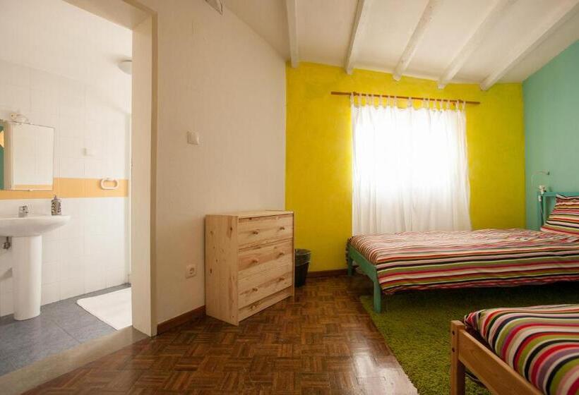 فندق صغير Ericeira Surf Camp