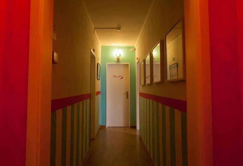 فندق صغير Ericeira Surf Camp