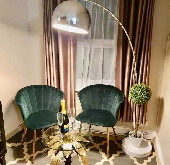 Hotel Avis