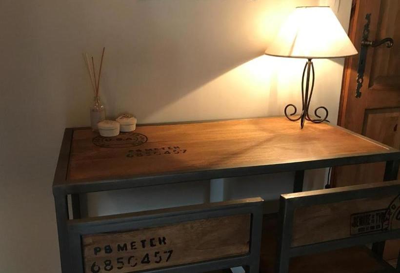 تختخواب و صبحانه La Clé Des Bois