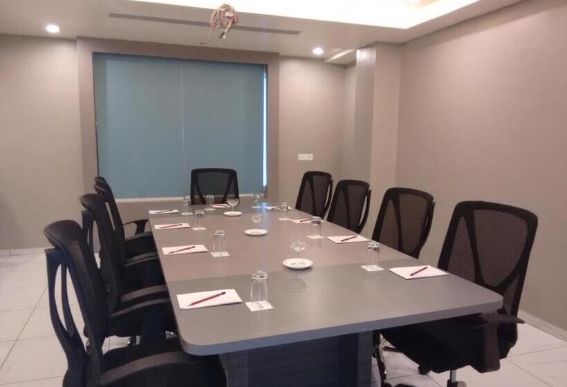 호텔 Regenta Inn Vadodara, 500m From Railway Station