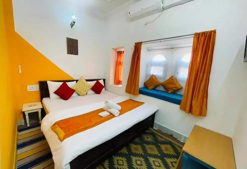 Jaisalmer Hostel Crowd