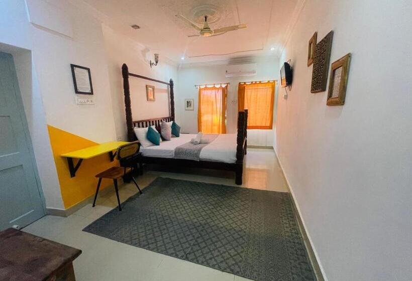 Jaisalmer Hostel Crowd