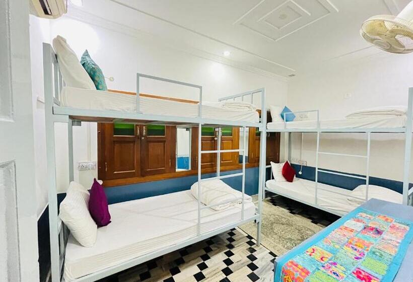 Jaisalmer Hostel Crowd