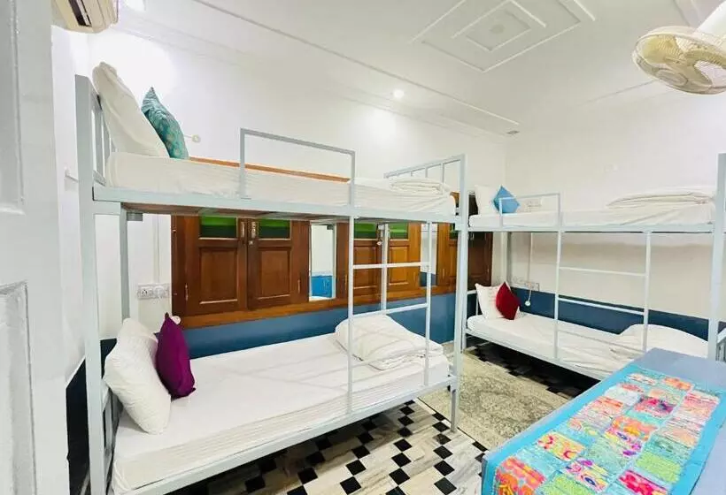 Jaisalmer Hostel Crowd