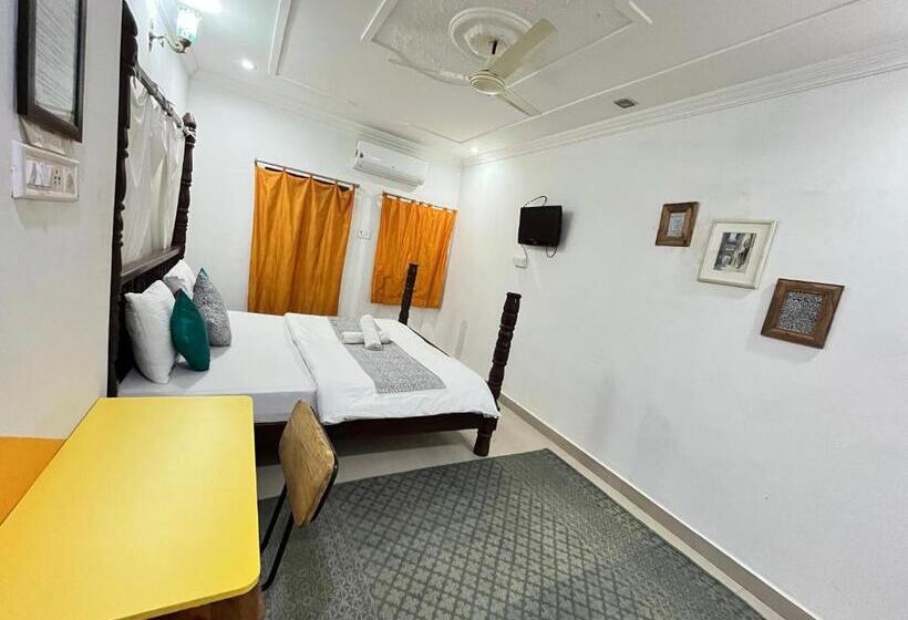 Jaisalmer Hostel Crowd