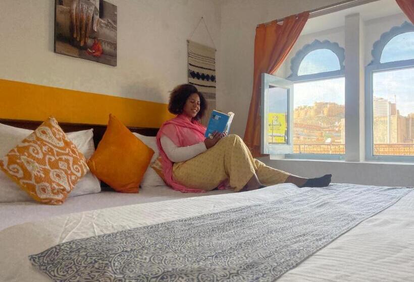 Jaisalmer Hostel Crowd