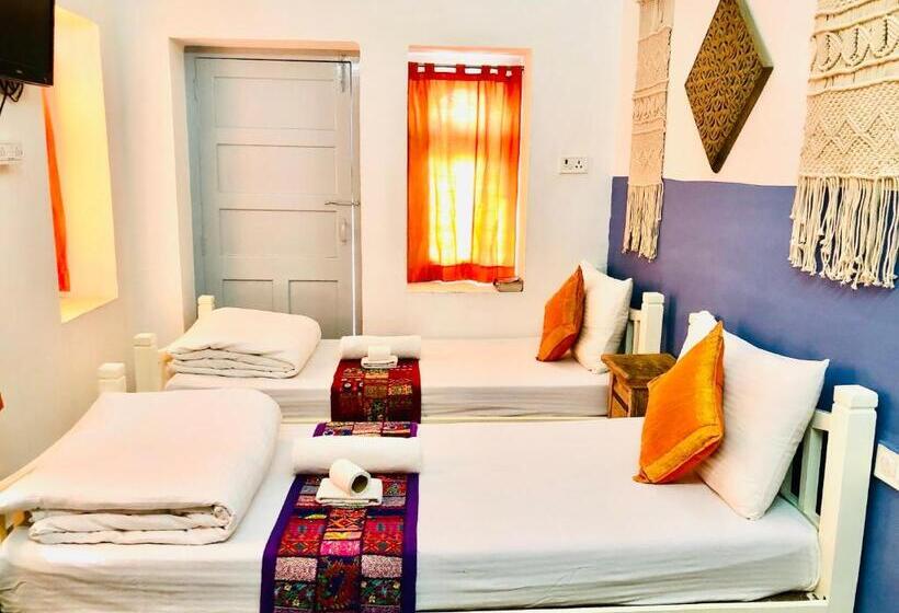 Jaisalmer Hostel Crowd