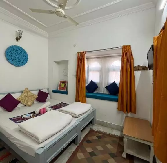 Jaisalmer Hostel Crowd