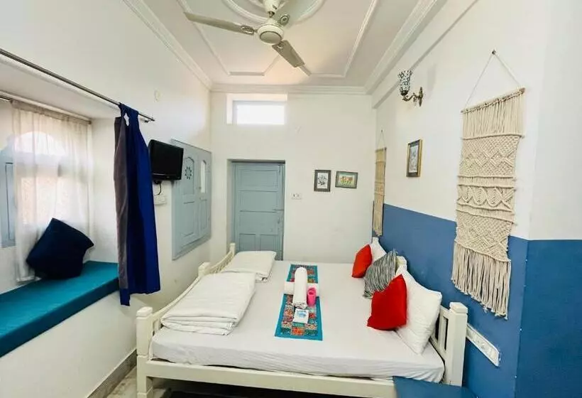 Jaisalmer Hostel Crowd