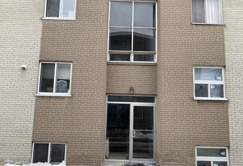 Kashaneh Hostel   25 Greenbriar